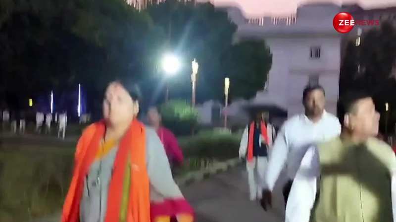 पश्चिम बंगाल की मुख्यमंत्री Mamata Banerjee के विधानसभा से निकलते ही भाजपा विधायकों ने लगााए चोर-चोर के नारे, यहां जानें पूरा मामला 