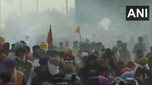 Tear Gas: शंभू सीमा पर प्रदर्शनकारी किसानों को रोकने के लिए पुलिस ने छोड़े आंसू गैस