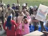 अलीखड्ड पानी विवाद में 20 दिनों से धरने पर बैठे लोगों ने जमकर किया हंगामा,निर्माण कार्य के समान को फेंका