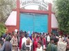 समय से पहले परीक्षा केंद्र पहुंचे छात्र 