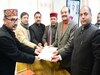 Himachal की राज्यसभा सीट के लिए BJP कैंडिडेट हर्ष महाजन ने किया नामांकन, लगे जय श्री राम के नारे