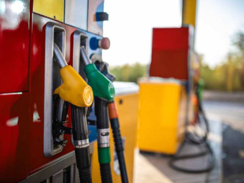 Petrol-Diesel Price: पेट्रोल के साथ डीजल के भी बढ़े दाम, जानें आज किस रेट पर मिलेगा एक लीटर तेल 