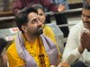 महाकाल की भक्ति में लीन हुए आयुष्मान खुराना, माथे पर तिलक और गले में माला पहने फोटोज हुईं वायरल