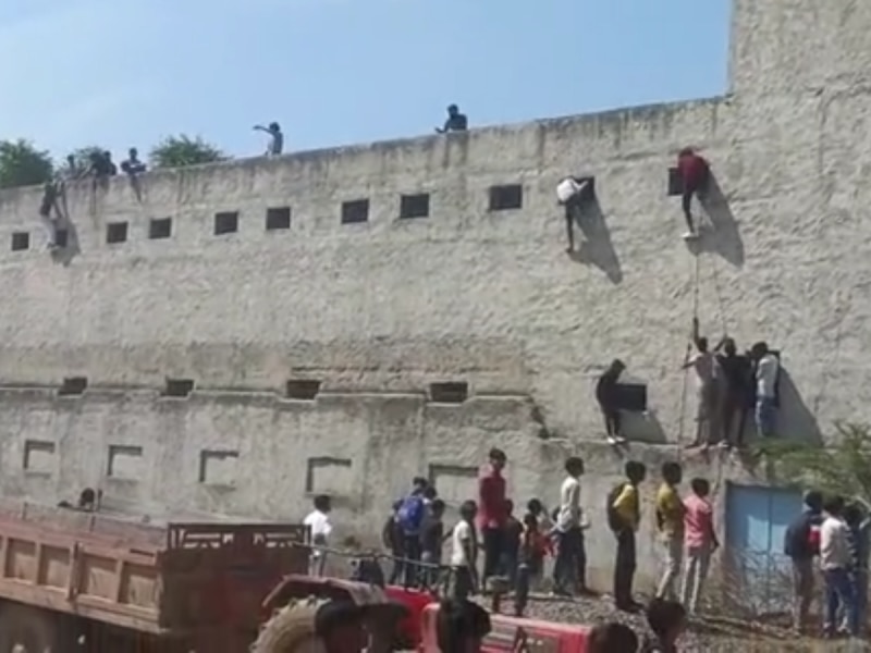 नूंह के स्कूल की दीवारों से चढ़कर जमकर कराई गई नकल, वीडियो आया सामने
