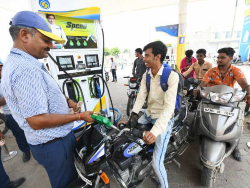 Petrol-Diesel Price: पेट्रोल के साथ डीजल के भी लुढ़के दाम, जानें आज किस रेट पर मिलेगा 1 लीटर तेल 