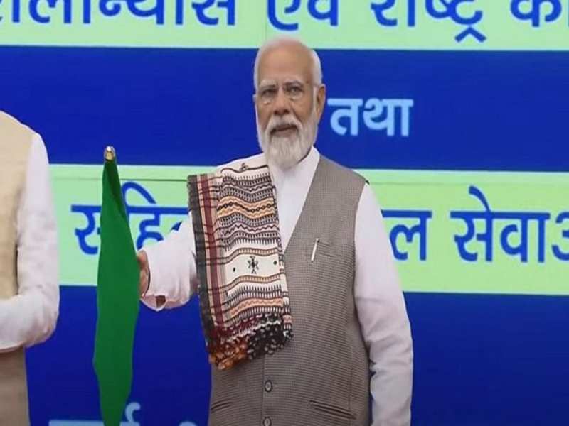 PM Narendra Modi flagged off 10 new Vande Bharat trains from Ahmedabad  Speech Top updates | पीएम मोदी ने अहमदाबाद से दिखाई 10 नई वंदे भारत ट्रेनों  हरी झंडी, बोले- '10 साल