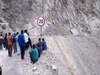 Himachal Pradesh News: नेशनल हाइवे 707 पर हुआ लैंडस्लाइड, कई घंटों से बंद पड़ा राजमार्ग