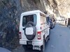 Himachal Pradesh News: 24 घंटे से बंद पड़ा NH 707, लैंडस्लाइड के कारण यातायात ठप