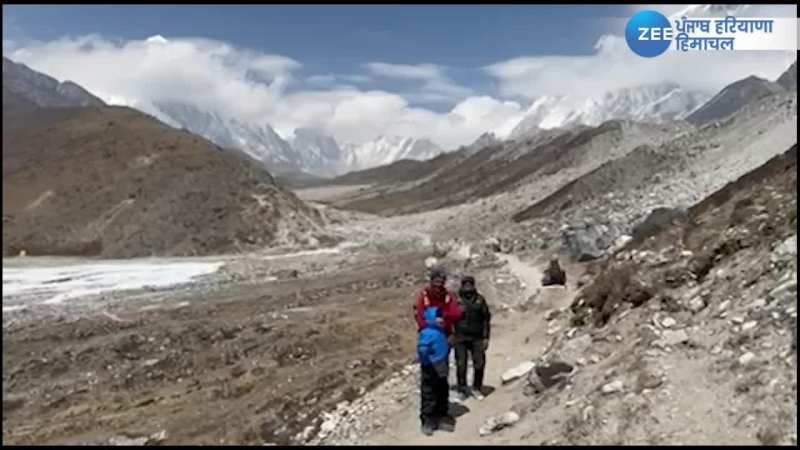 Mount Everest: हिमाचल प्रदेश के छह वर्षीय युवान ने माउंट एवरेस्ट बेस कैंप पर फहराया तिरंगा