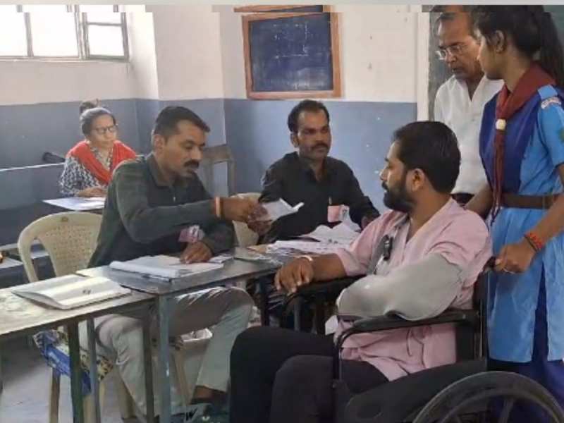 Udaipur Marble Processor Committee Chairman Kapil Surana arrived in an ambulance to vote