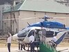 Mamata Banerjee: हेलीकॉप्टपर में बैठते वक्त गिरी ममता बनर्जी, वीडियो हो रहा वायरल