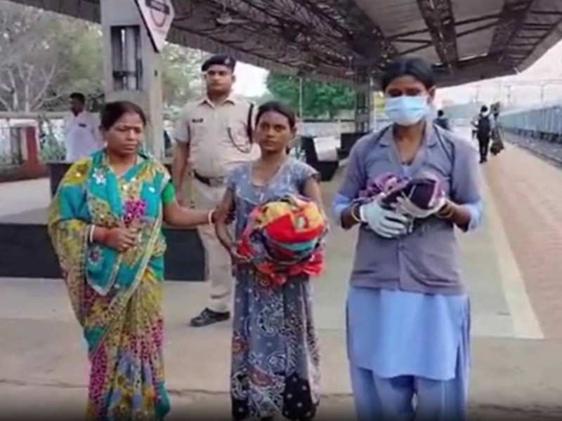 पति की मौत, ससुराल वालों ने निकाला, मायके ने दुत्कारा; स्टेशन पर दिया बच्चे को जन्म