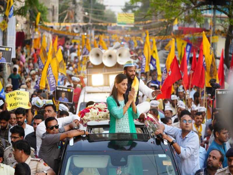 sunita kejriwal road show in delhi a huge mob appeared in kondali area lok sabha election 2024