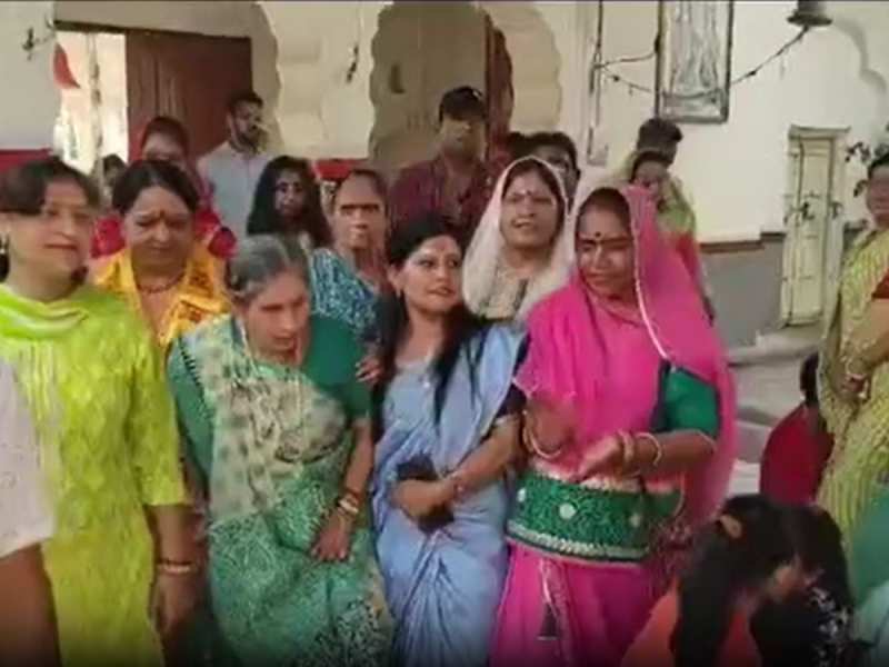 Rajasthan News: अलवर पहुंची पीएम मोदी की पत्नी जशोदाबेन, जगन्नाथ मंदिर में की पूजा अर्चना  