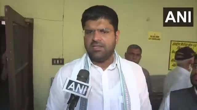 Dushyant Chautala Video: दुष्यंत चौटाला ने हरियाणा के सिरसा में एक मतदान केंद्र पर डाला वोट 