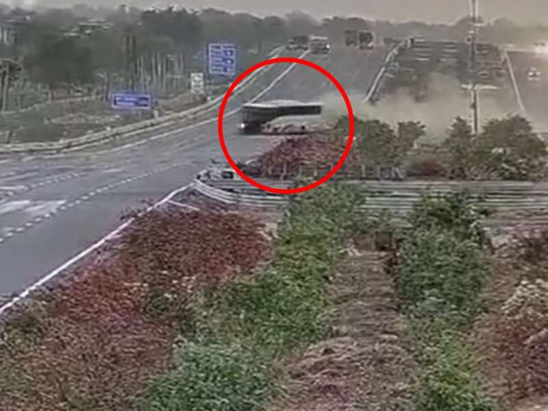 दिल्ली मुंबई एक्सप्रेस वे पर बड़ा हादसा, सामने आया हादसे का खतरनाक सीसीटीवी वीडियो 