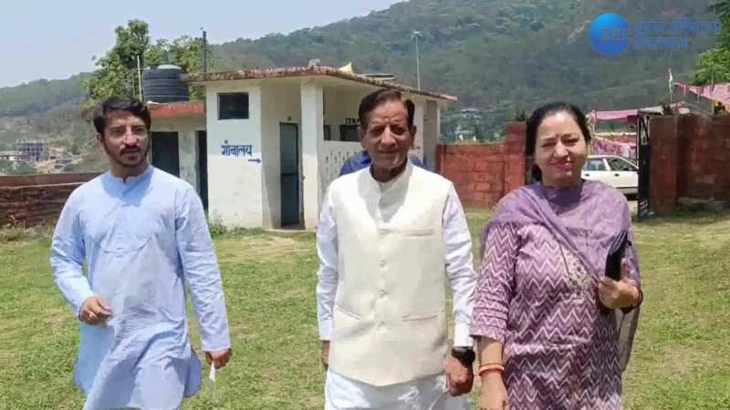 Himachal lok sabha Voting: सांसद किशन कपूर ने परिवार सहित किया मतदान, देखें