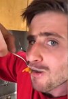 छी! सिंक में फंसा खाना निकाल कर मजे से खा गया शख्स, देख VIDEO