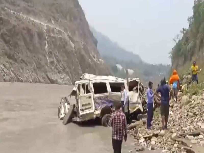 Major accident in Uttarakhand, Tempo Traveller going from Noida to Rudraprayag fell into the river, many died | उत्तराखंड में बड़ा हादासा, नोएड से रुद्रप्रयाग जा रहा टेम्पो ट्रैवलर नदी में ...