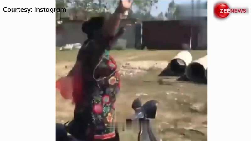 अरे आंटी आप भी? चलते स्कूटर का हैंडल छोड़ महिला ने किया डांस, Video देख लोग बोले 