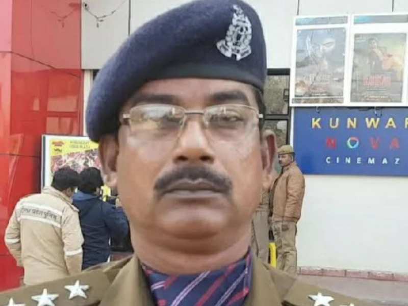 dsp Kripa Shankar Kanojia was caught female constable during fun in hotel  yogi govt demoted made constable | महिला सिपाही के साथ रंगरेलियां मनाना सीओ  को पड़ा भारी, योगी सरकार ने डिप्‍टी