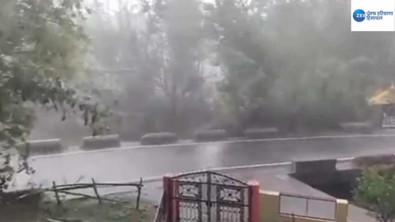 Himachal Pradesh Video: हिमाचल प्रदेश में बारिश के कारण पानी में बह गई कार, वीडियो हो रहा वायरल