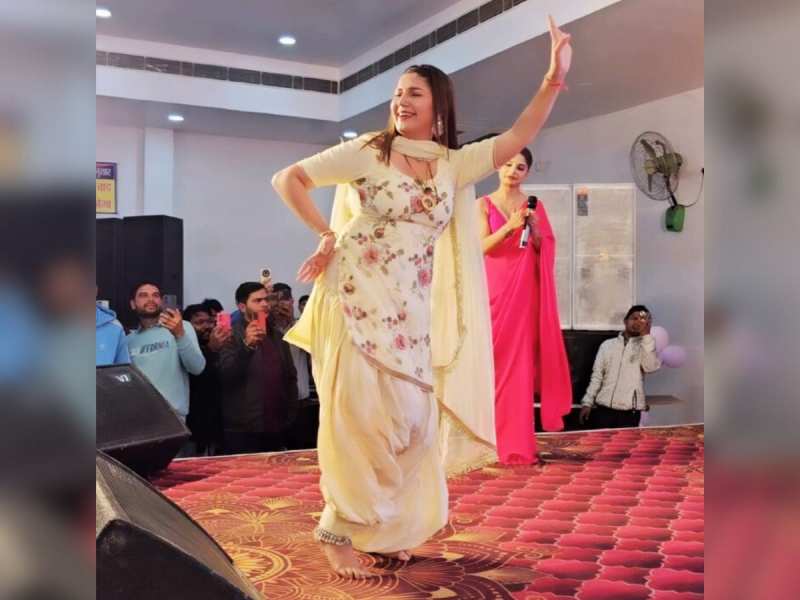 Sapna Choudhary का हाई वोल्टेज ठुमका! ढुंगा गाने पर काटा बवाल 