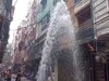 Delhi Water Crisis: एक ओर पानी के लिए हाहाकार, दूसरी तरफ सड़कों पर हो रहा बर्बाद