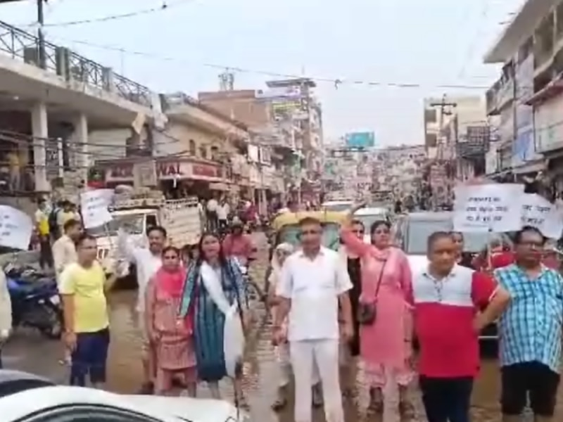 Waterlogging: आया नगर की मुख्य सड़क बनी दरिया, रोड जाम कर लोगों ने किया प्रदर्शन