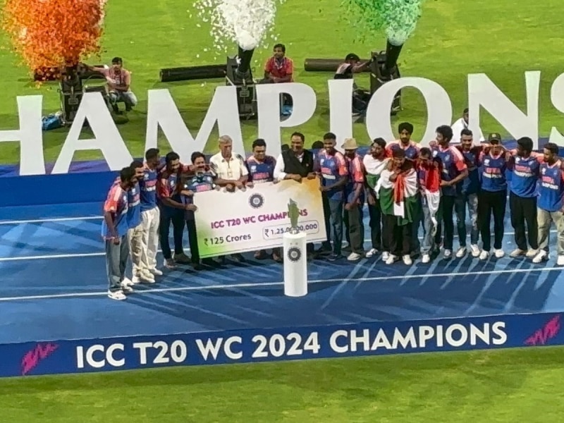 T20 World Champion Team India: वानखेड़े स्टेडियम में BCCI ने टीम इंडिया को दिया 125 करोड़ रुपये का चेक 