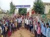 महात्मा गांधी विद्यालय को हिंदी माध्यम में करने की मांग, ग्रामीणों का प्रदर्शन