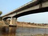 रामगंगा पर बने 50 साल पुराने पुलों को खतरा,भारी बारिश के बीच झेल रहे लाखों टन का दबा