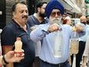 Delhi Water Crisis: राजौरी गार्डन के पॉश इलाके में साफ पानी के लिए तरस रहे लोग, सीवेज से भी परेशान 