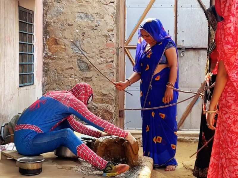 राजस्थानी ताईयों के हाथ फंस गया 'स्पाइडरमैन', छड़ी की नोक पर करा लिया घर का काम 