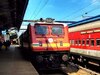 दिवाली-छठ पर ट्रेनों में सीट फुल, यूपी-बिहार जाने वालों के लिए सिर्फ ये मौका