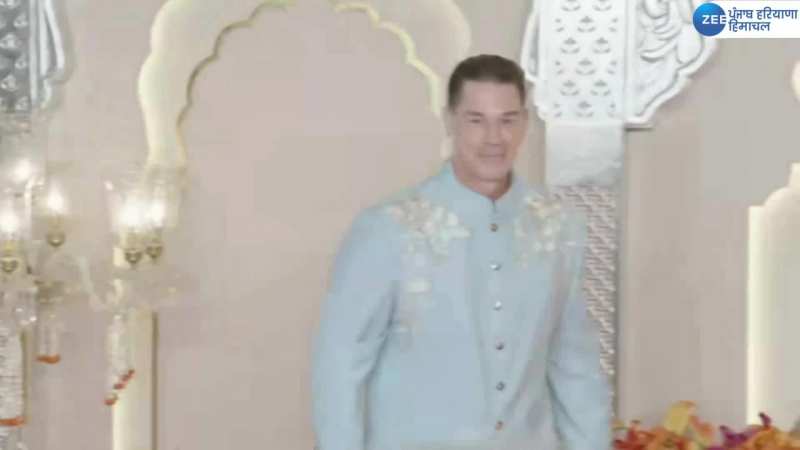 अनंत राधिका की शादी में ट्रेडिशनल ऑउटफिट पहन पहुंचे जॉन सीना, बंधवाई पगड़ी