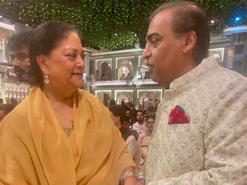 Rajasthan Live News: मुकेश अंबानी के बेटे की शादी में शामिल हुई पूर्व मुख्यमंत्री वसुंधरा राजे, दूल्हे अनंत और दुल्हन राधिका मर्चेंट को दिया आशीर्वाद 