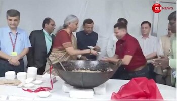 बजट से पहले वित्त मंत्री निर्मला सीतारमण ने कराया सभी का मुंह मीठा, 'हलवा सेरेमनी' की सामने आई तस्वीरें