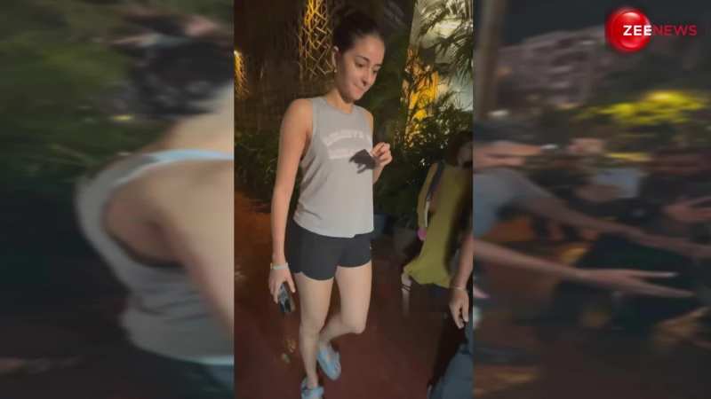 शॉर्ट्स और टीशर्ट पहन रात को अकेली घूमती दिखीं Ananya Pandey, देखते ही...