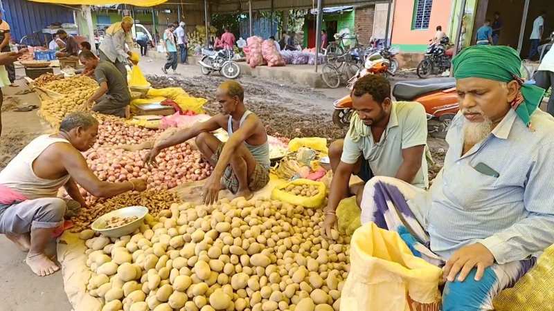 ଫଟୋରେ ଖବର: ଦୋକାନରେ କମୁନି ଆଳୁ ଦର, ଚିନ୍ତାରେ ଖାଉଟି