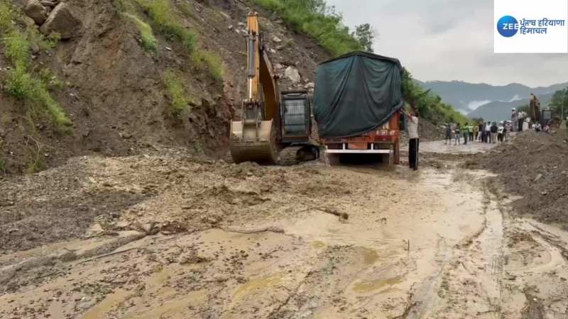 मंडी में 9 मील के पास लैंडसलाइड होने से चंडीगढ़ मनाली नेशनल हाइवे पंडोह मार्ग बंद