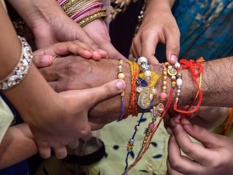 Raksha Bandhan 2024 special apne bhai ko kis tarah ki rakhi na bandhe 