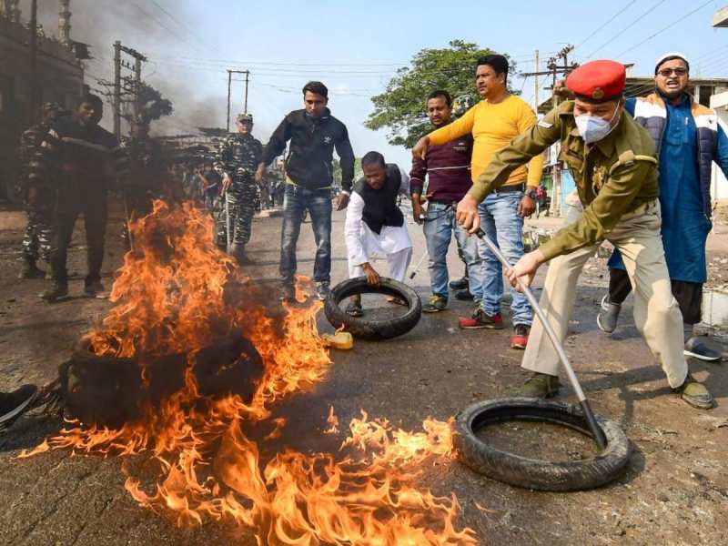 Bharat Bandh 21 August: सड़कों पर प्रदर्शनकारी, कई जगह आगजनी, जानें- अभी कितने घंटे और चलेगा विरोध-प्रदर्शन