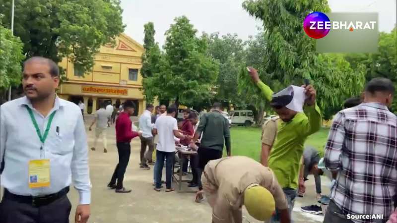 UP Police Constable Exam 2024: यूपी सिपाही भर्ती परीक्षा में जबरदस्त Checking, Videos हुए Viral