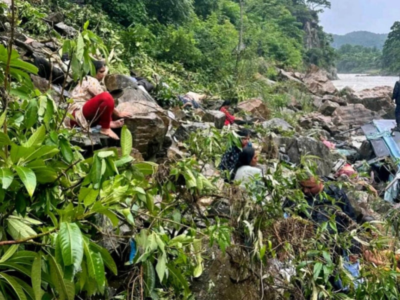 VIDEO: यूपी नंबर की बस नेपाल में नदी में गिरी, 14 की मौत, जानिए उत्तर प्रदेश का भी कोई यात्री था?