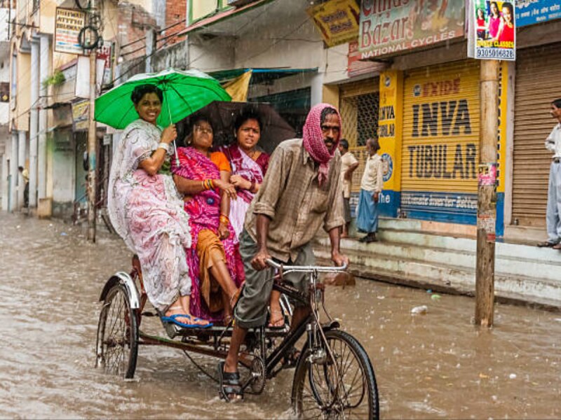 Weather Update: तेज धूप ने बढ़ाया राजधानी दिल्ली का पारा, यूपी में झमाझम बरसे मेघ, जानें आज कैसा रहेगा मौसम 