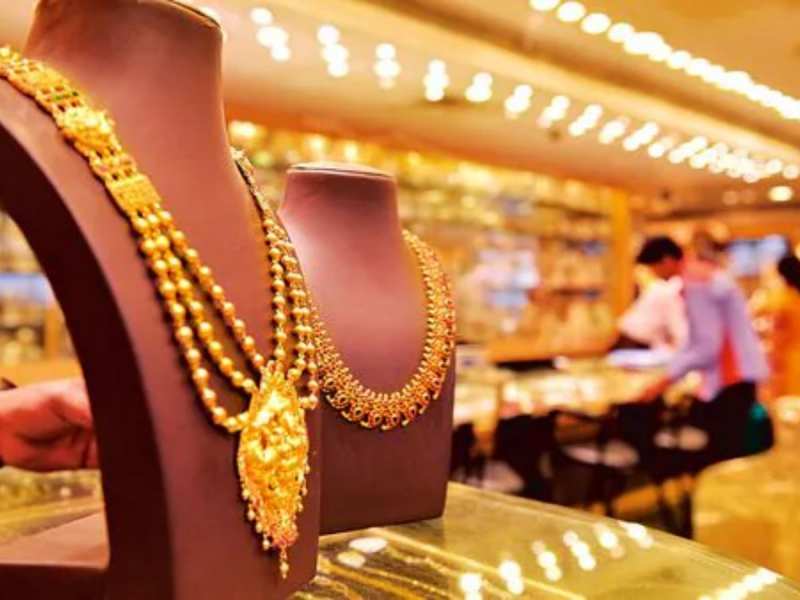 Gold Price: सोना फिर नए रिकॉर्ड स्तर पर पहुंचा, इतने रुपये बढ़ा, चांदी हुई सस्ती