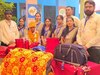 Khairthal News: राज्य में मिसाल बना महिला कुक का विदाई समारोह, स्कूल शिक्षक और बच्चों ने इस अंदाज में दिया फेयरवेल 