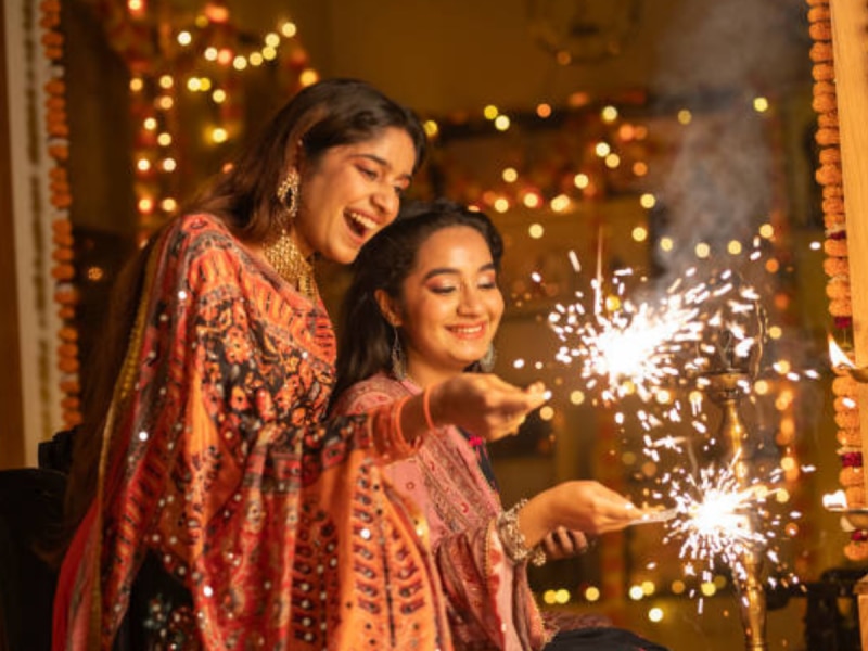 Diwali Safety Tips: दिवाली की खुशियों में भंग डाल सकती हैं  ये 4 गलतियां, लापरवाह बनने से पहले कर लें नोट 