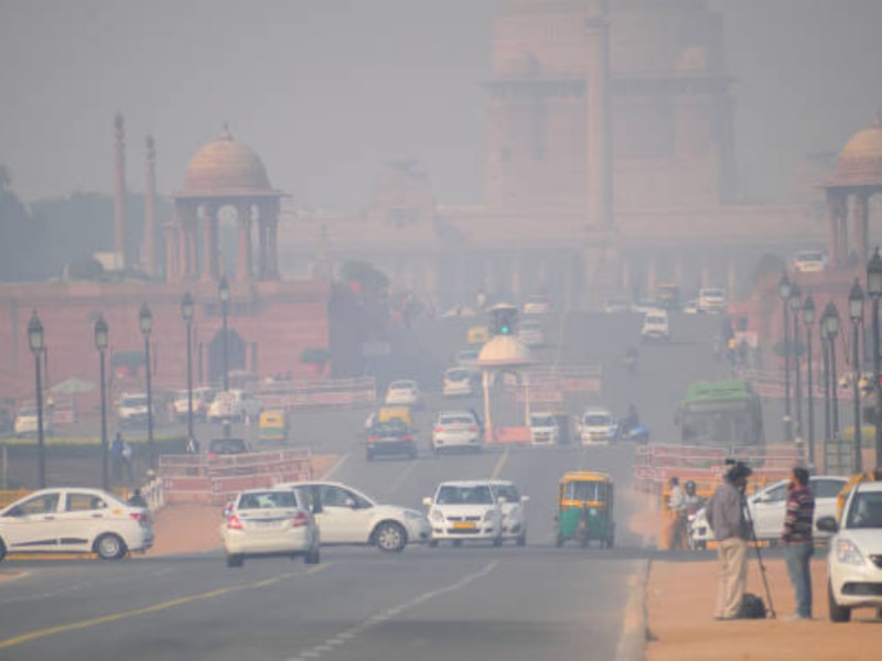 Weather Update: पटाखों के कारण जहरीली हुई दिल्ली की हवा, 400 पार पहुंचा AQI 